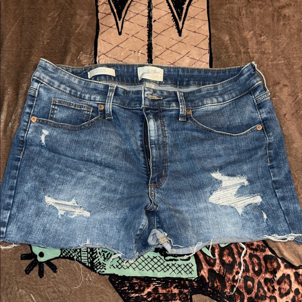EUC HIGH RISE MIDI Distressed Denim Shorts SIZE 14/32 with ALOT OF STRETCH